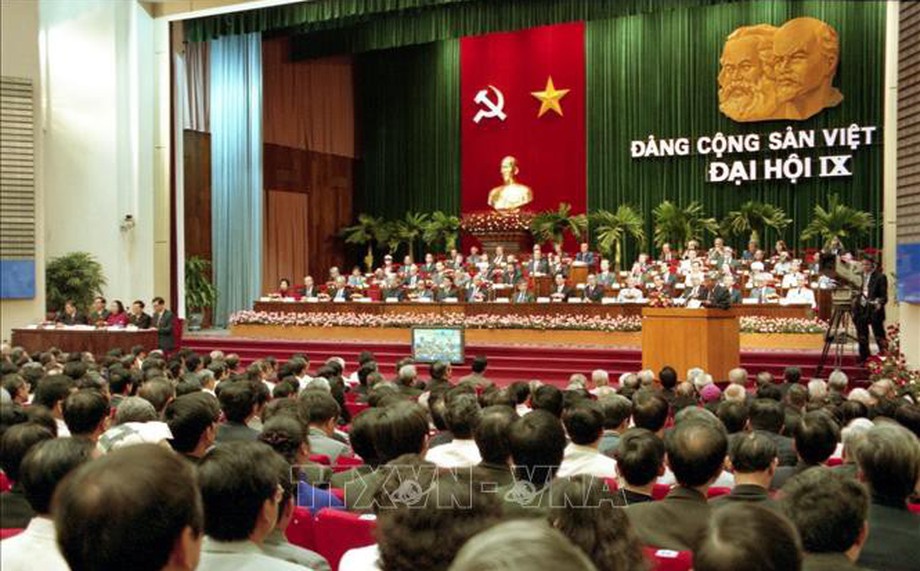 Đại hội đại biểu toàn quốc lần thứ IX của Đảng tại Hà Nội từ ngày 19-22/4/2001.