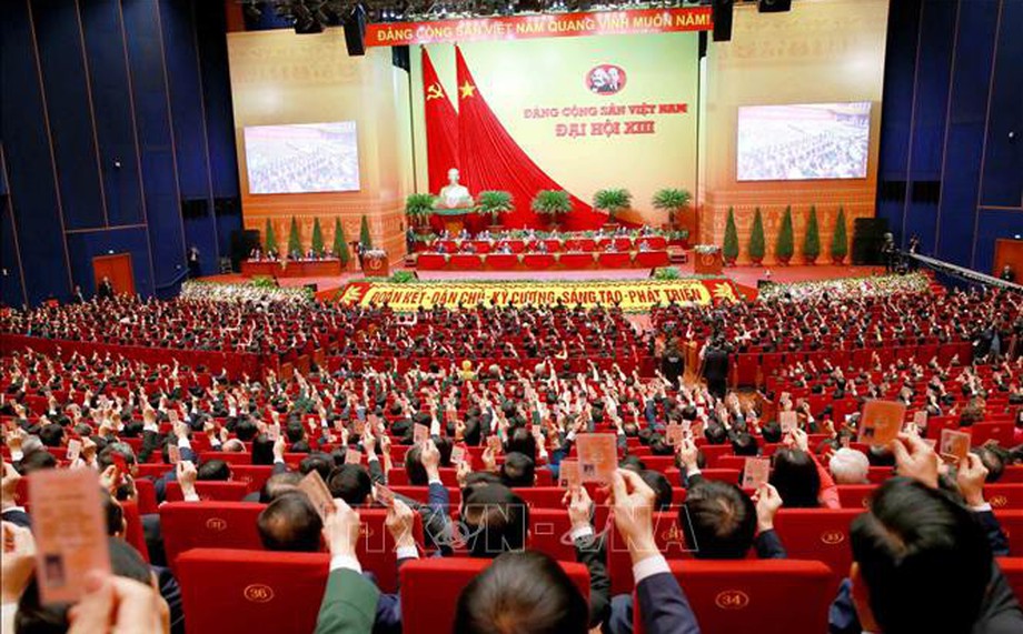 Các đại biểu biểu quyết, thông qua Nghị quyết Đại hội XIII của Đảng.